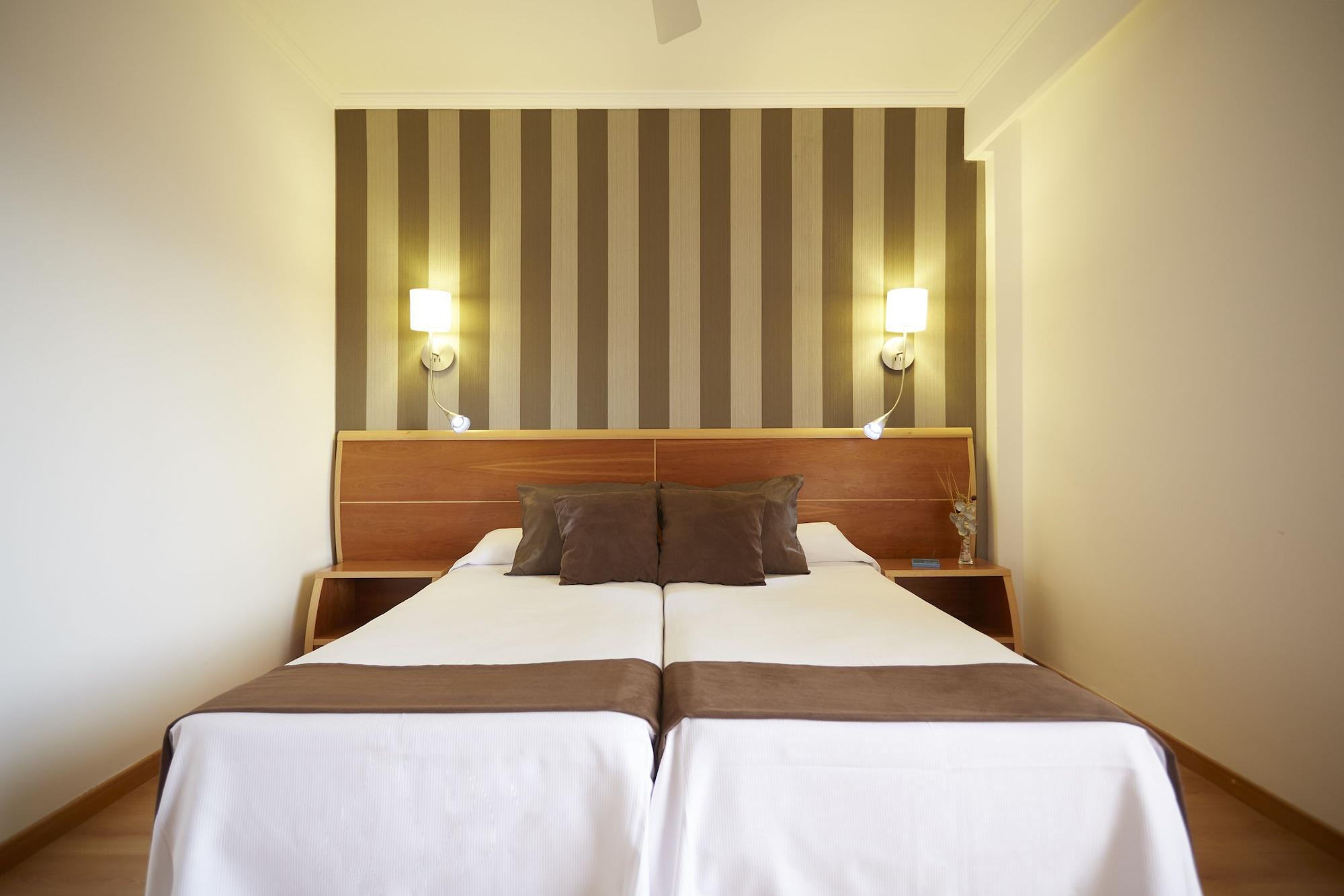 Invisa Hotel La Cala (Adults Only) Санта-Еулалія-дель-Ріо Екстер'єр фото