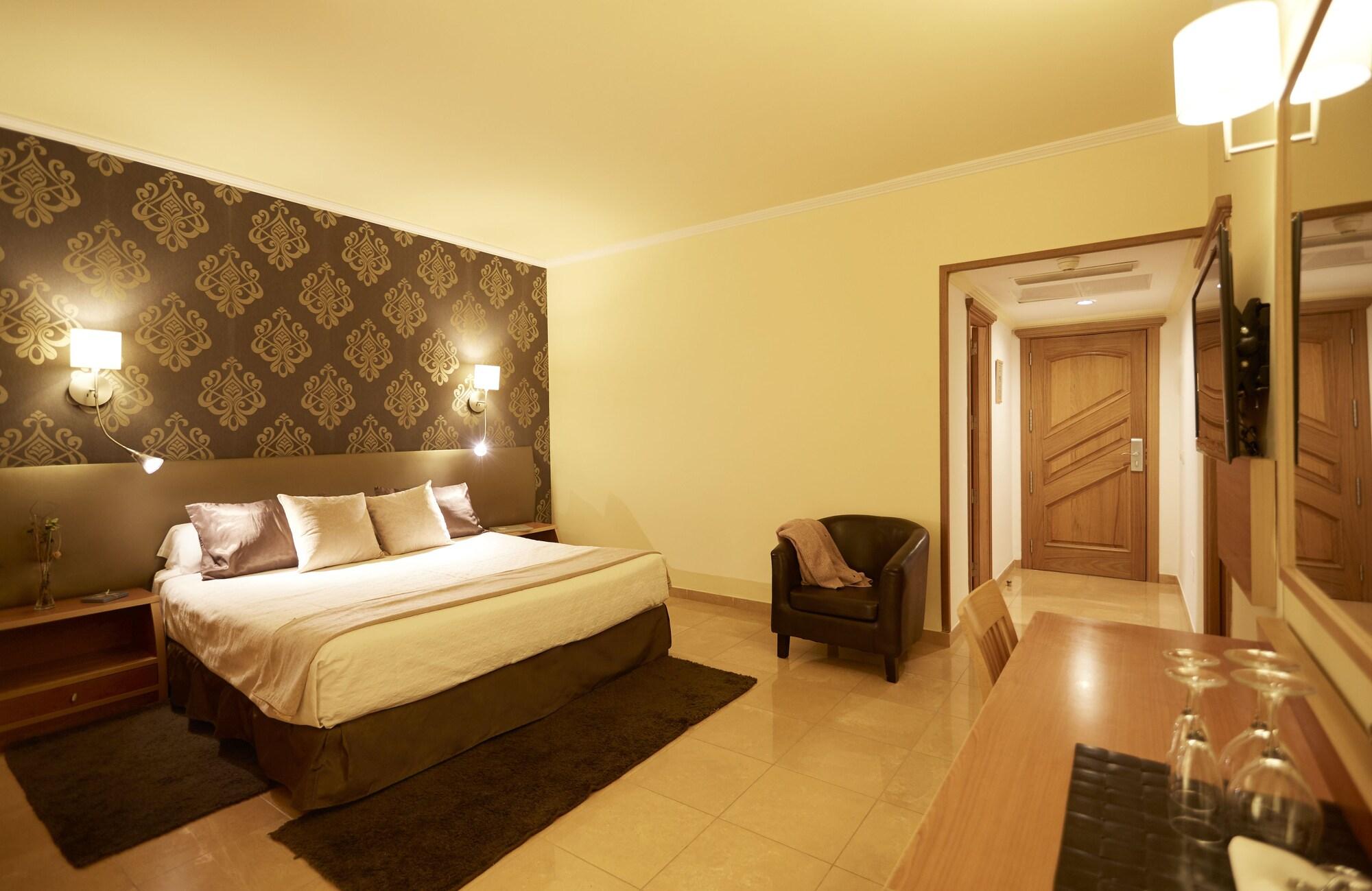 Invisa Hotel La Cala (Adults Only) Санта-Еулалія-дель-Ріо Екстер'єр фото