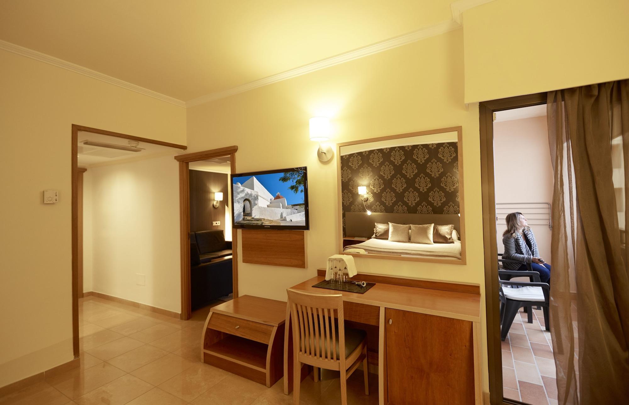 Invisa Hotel La Cala (Adults Only) Санта-Еулалія-дель-Ріо Екстер'єр фото